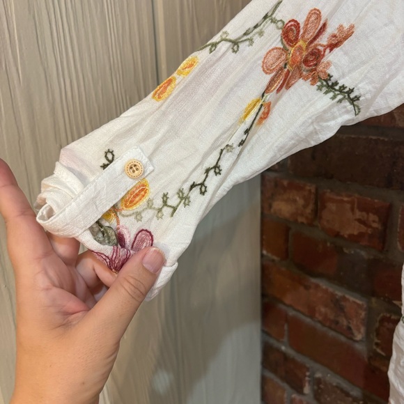 Kindred womens button up embroidered roll tab sleeves blouse white small - Picture 2 of 5